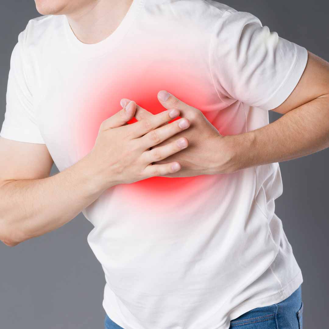 Hombre con dolor en el pecho, posible señal de un ataque cardíaco