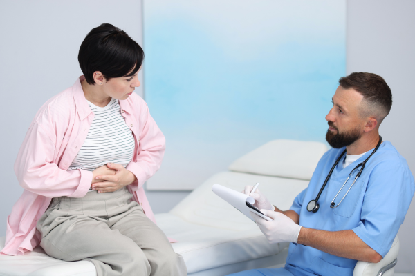 Mujer discutiendo problemas de salud intestinal con un proveedor de atención médica