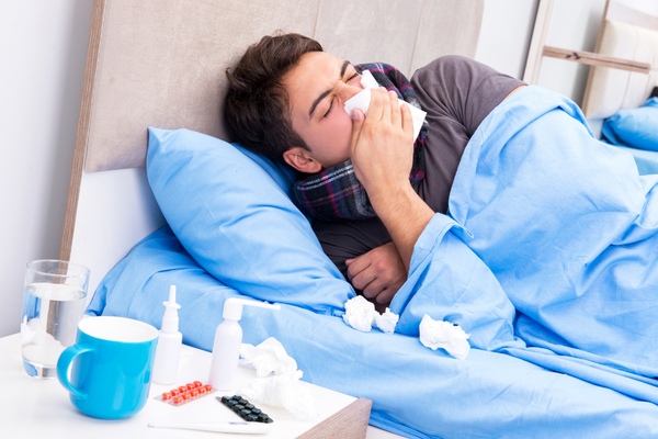 Un hombre enfermo en cama podría haber evitado la gripe si hubiera preguntado cómo se propaga la gripe.