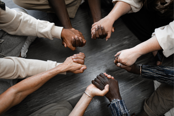 Entre los consejos de salud para los cuidadores se incluye buscar apoyo en la familia y en grupos.