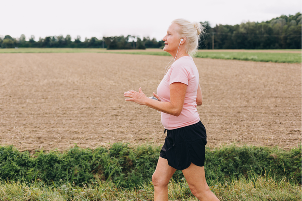 Una mujer que sale a correr para mejorar su salud cardiovascular y metabólica.