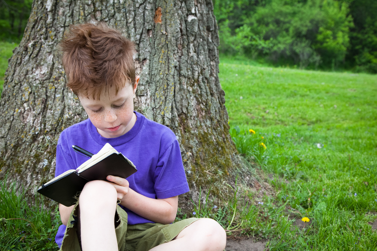 un niño escribiendo en un diario