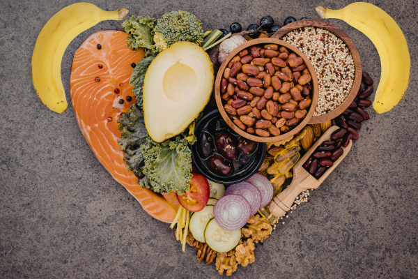 Alimentos saludables para el corazón que pueden ayudar a reducir la presión arterial de forma natural, dispuestos sobre una mesa.