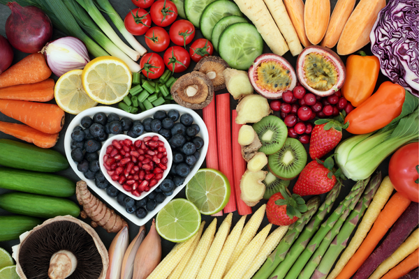 Sigue una dieta equilibrada con alimentos como las frutas y verduras que aparecen en esta imagen.