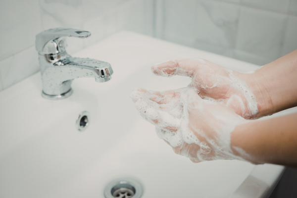 Persona lavándose bien las manos para evitar contraer la gripe
