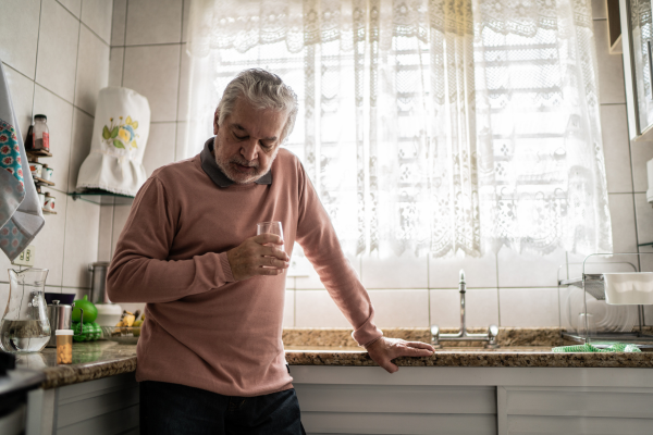 Un hombre que se siente indispuesto después de tomar medicamentos.