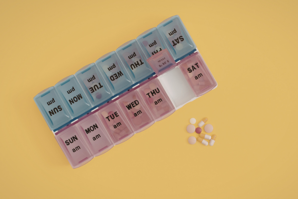 Un farmacéutico discutiendo medicamentos con un paciente.