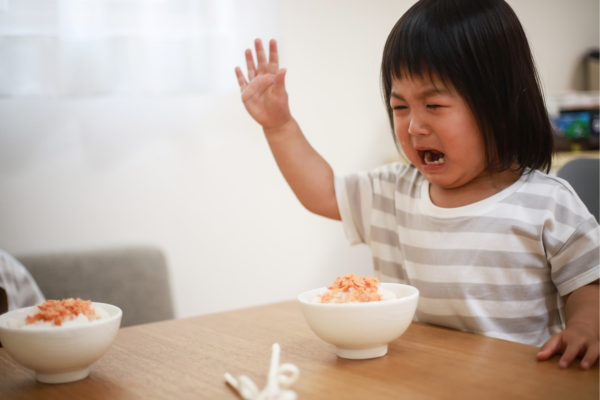 Un niño pequeño molesto porque no tiene ganas de comer: uno de los síntomas comunes del rotavirus.