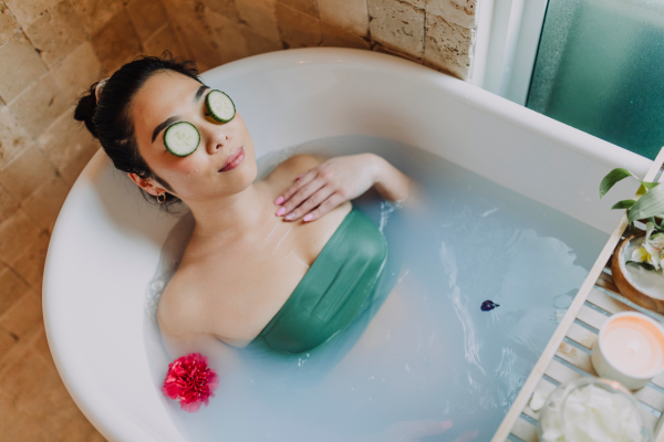 Una mujer tomando un baño relajante